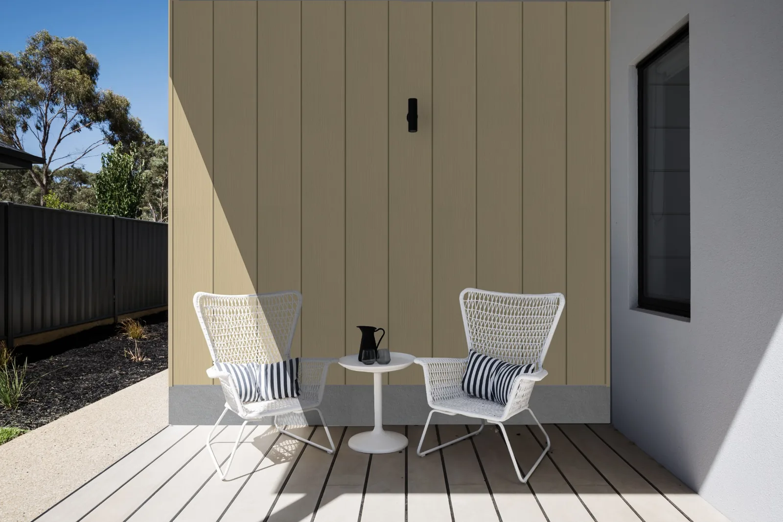 Fortex Clic vertical cappuccino cladding on a garden seating wall