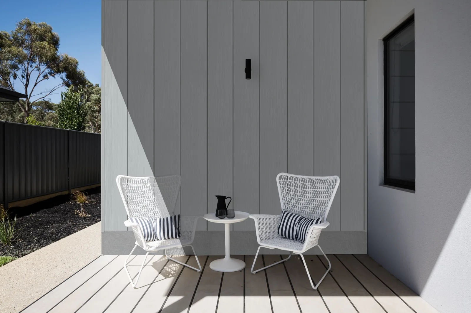 Vertical misty grey Fortex Clic cladding wall on a patio